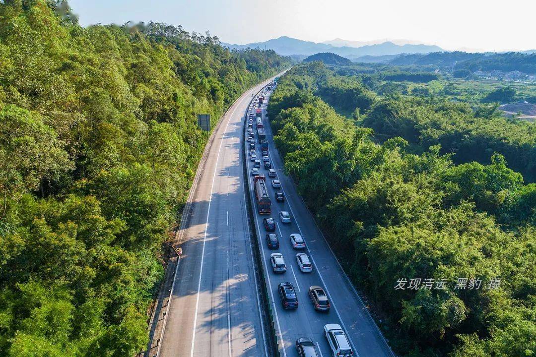 许广高速塞车里程约40公里让人崩溃的返程高峰已提前到来