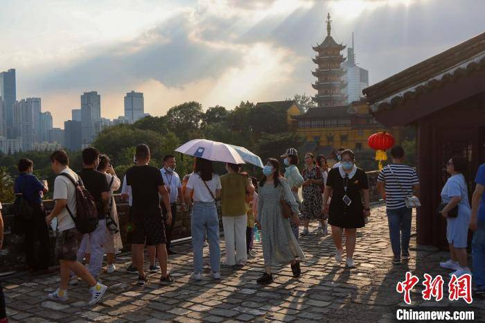 江苏省|民众登上南京明城墙赏风景过假期