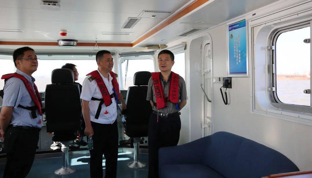 江苏海事局副局长王秀峰十一期间再临海太过江通道勘察现场检查慰问