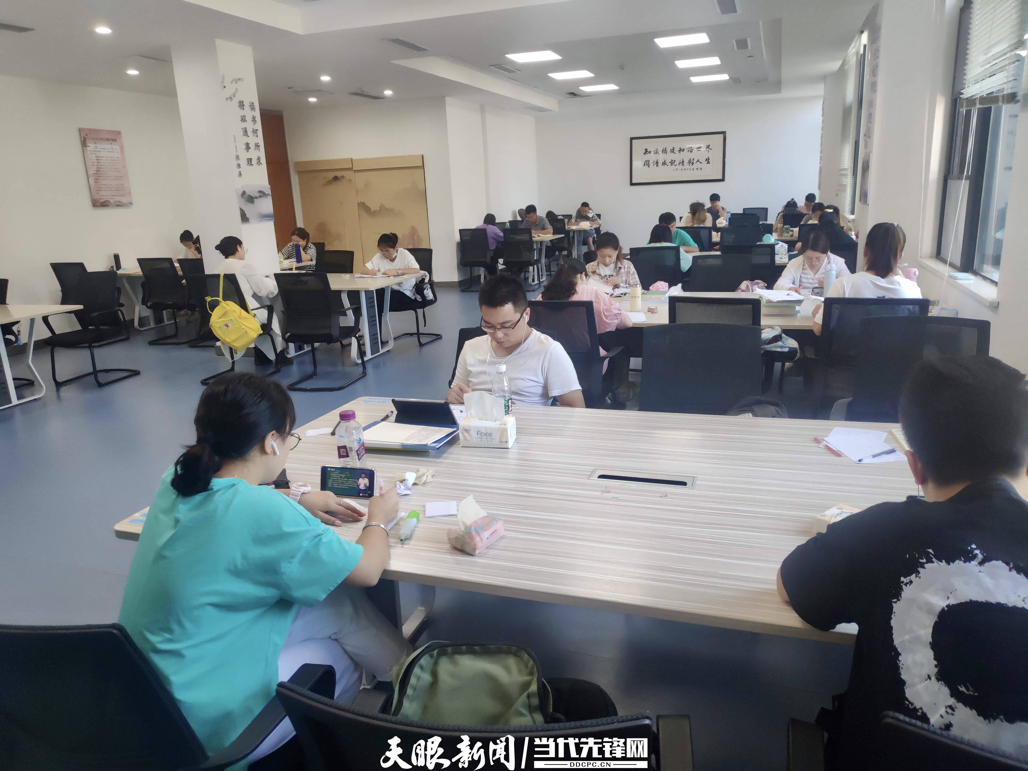 假期好读书黔西市图书馆读者排长队国庆学习不打烊