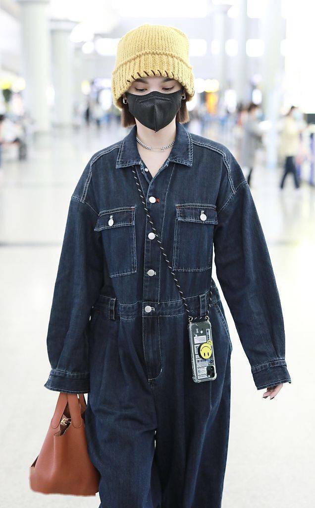 Picotin 杨丞琳穿牛仔工装连体裤 手拎Hermes菜篮子包个性时尚