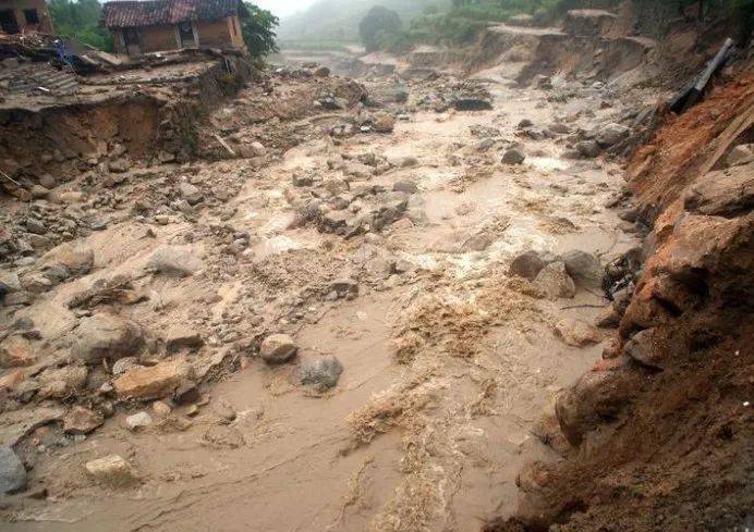 延安丨暴雨引发坡面泥流致房屋坍塌!四人被掩埋!三人不幸遇难!