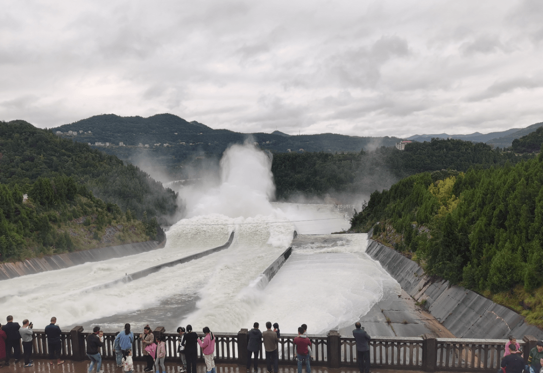从10月4日起至6日上午,南部升钟水库泄洪总水量达到2个多亿立方米