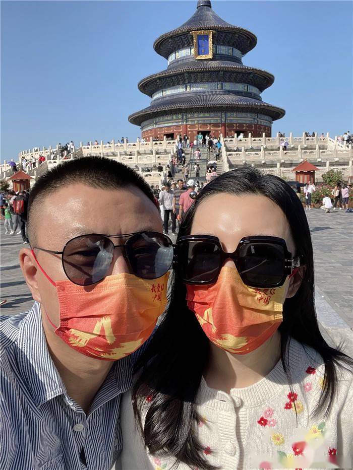 沪上美女主播刘彦池晒家庭合照老公被网友说像某男歌星