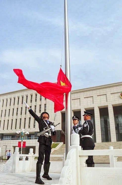 开封市公安局向国旗敬礼!我爱你祖国!