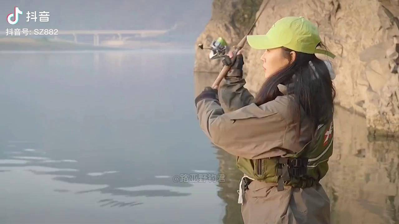 韩国路亚女钓手安贞恩打龟了只能抛几竿给你们看看了韩国路亚女钓手