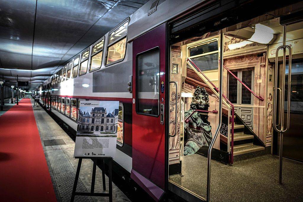 法国巴黎地铁变身浪漫文艺博物馆