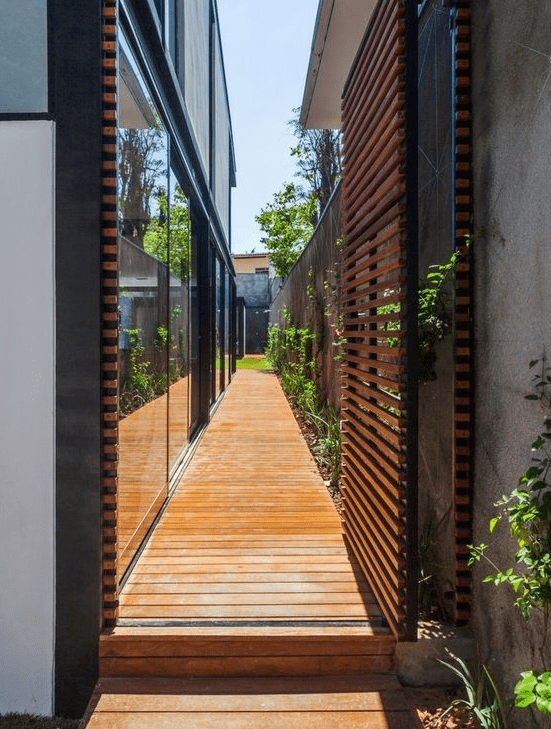 院子过道再窄也别浪费,搭建成这样,养花休闲阳光房都是可以的