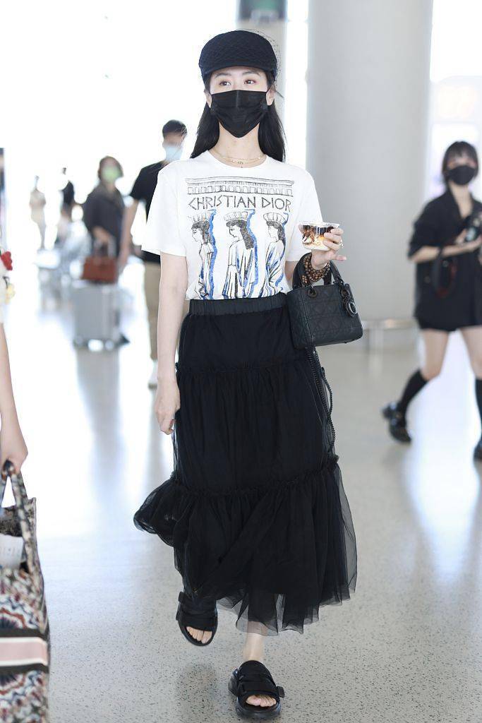 渔网 袁冰妍穿印花T恤搭黑纱裙文艺女神范 渔网报童帽灵动俏皮