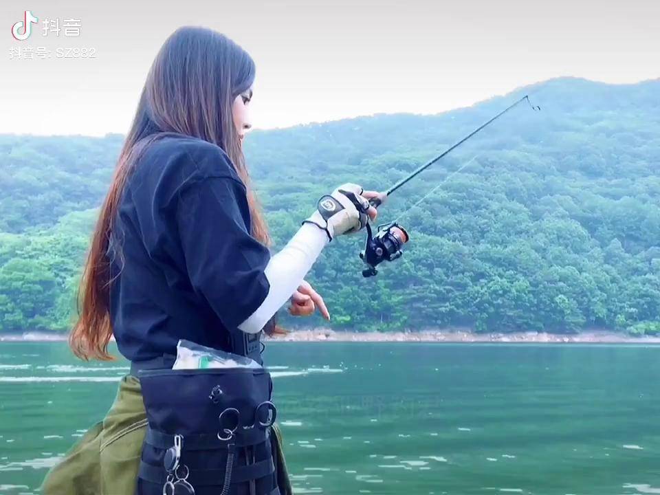 漂亮的韩国路亚女钓手户外钓鱼这是夏季拍的库存哦韩国小姐姐路亚女钓