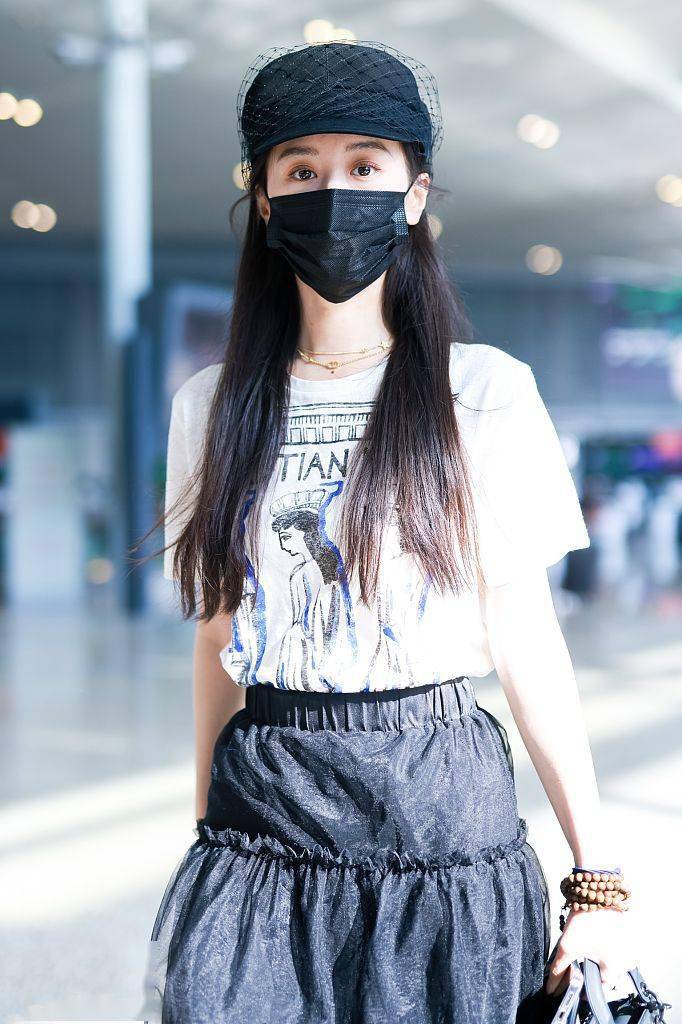 渔网 袁冰妍穿印花T恤搭黑纱裙文艺女神范 渔网报童帽灵动俏皮