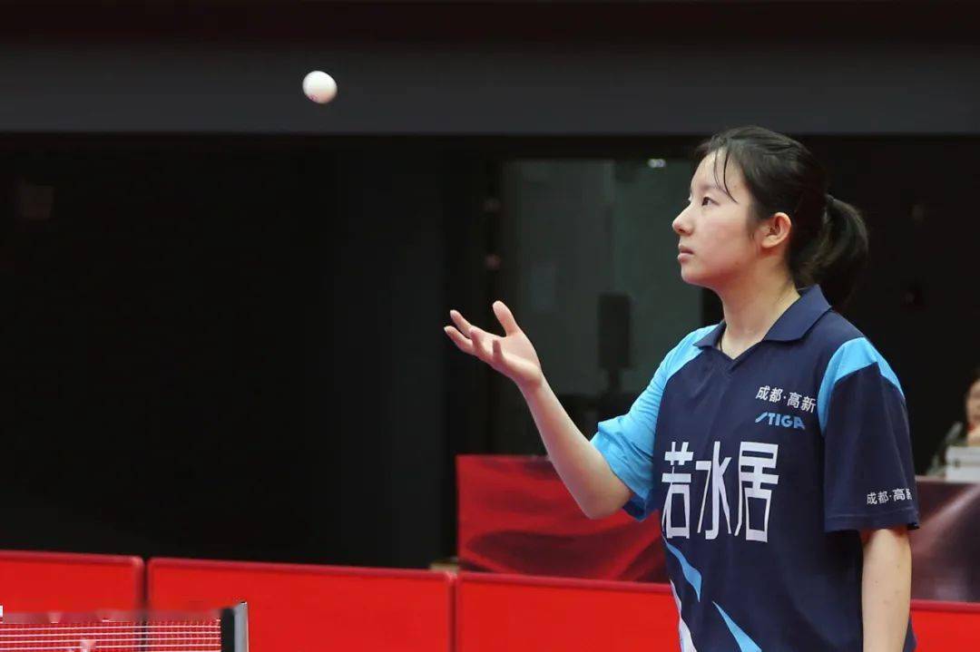 首盘双打,袁媛/冷雨桐3比0击败了车晓曦/王晓彤,为成都高新若水居先下