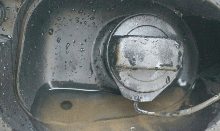 这个小孔排水的话,很可能导致水分渗透到油箱内部,从而引发发动机故障