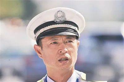 青岛交警李涌闪亮的路标