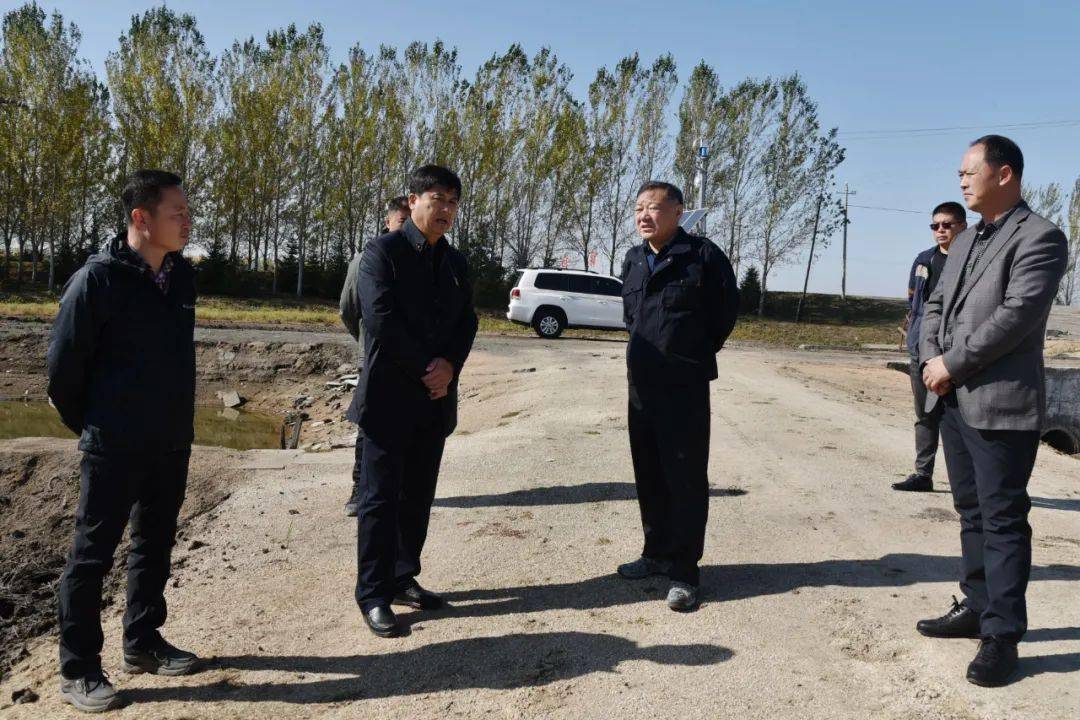 蒋长春在八五六检查指导秋收生产工作