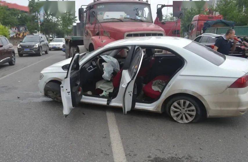 2021年7月17日8时04分许,李某某驾驶冀b2***7小型轿车载乘车人谢某某