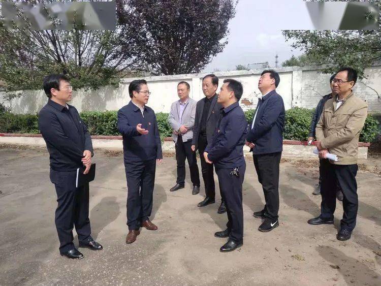 10月8日上午,中共合阳县委书记邓宽社,在常务副县长菊峰和县教育局