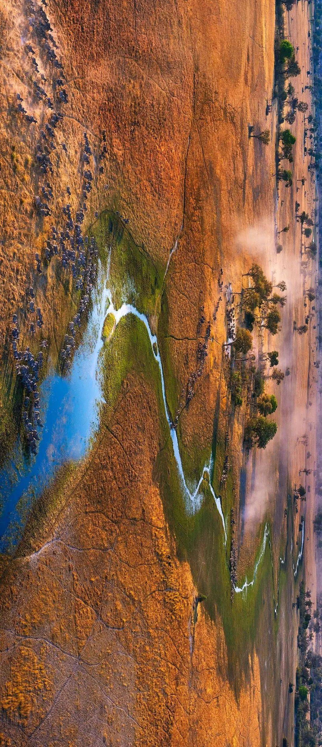 由于奥卡万戈河发源于安哥拉高地横跨纳米比亚最后倾入博茨瓦纳