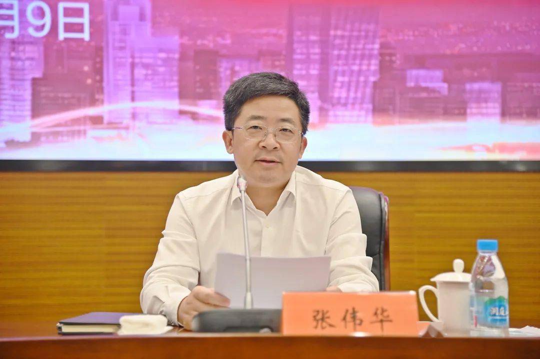 张伟华传达了全区"奋战四季度,实现全年红"动员大会精神,要求各单位