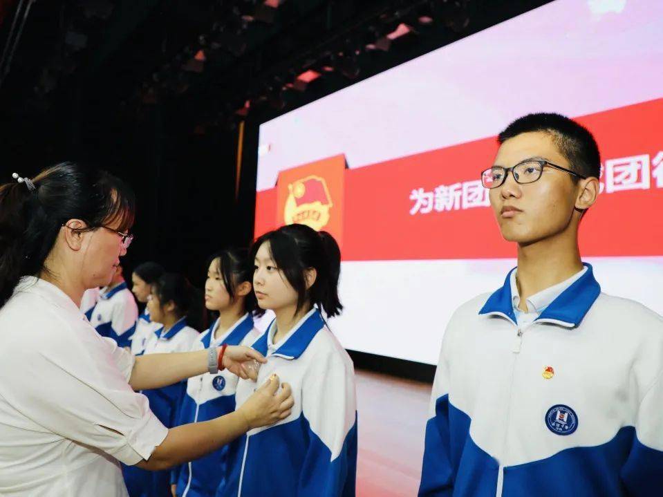 戴上团徽的光荣时刻团徽是共青团的象征和标志,团的各级组织和每一个