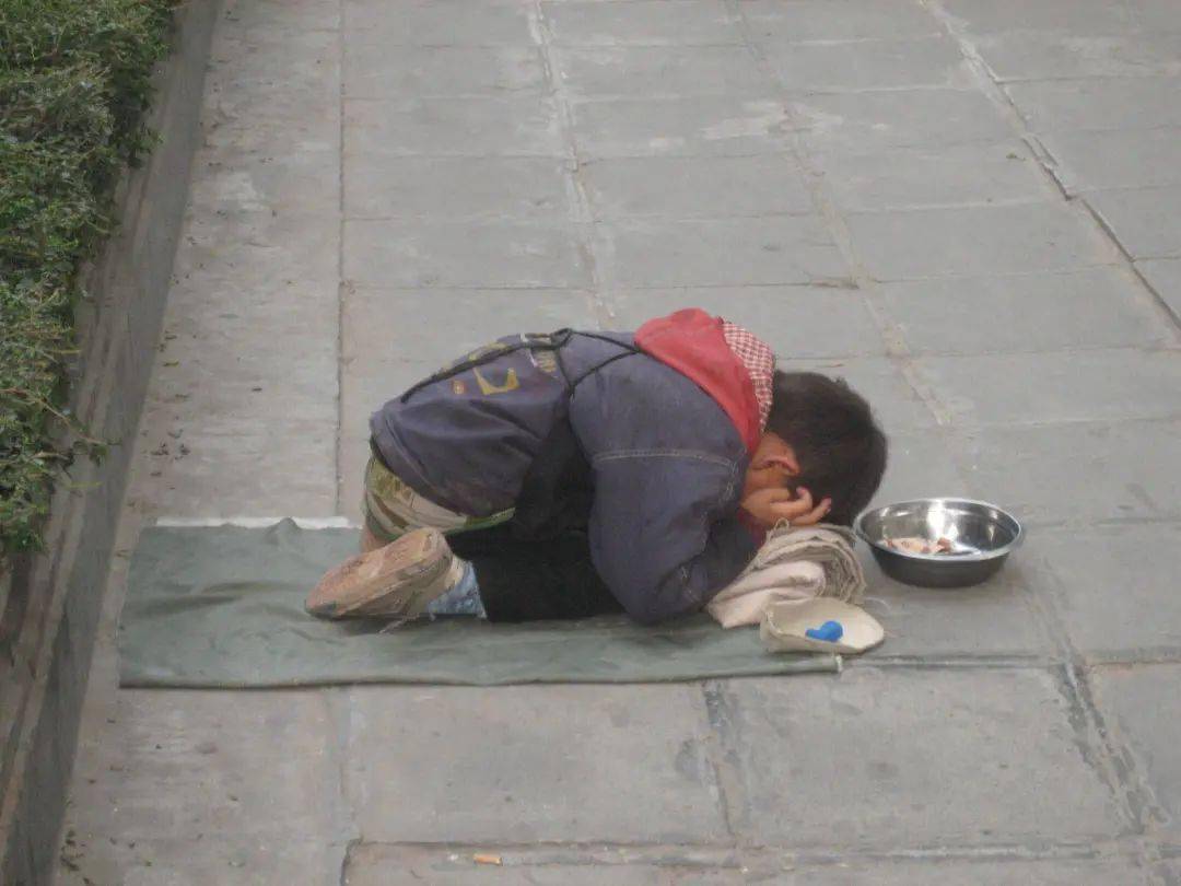 对乞丐乞讨现象的看法 对乞丐乞讨的正确的观点