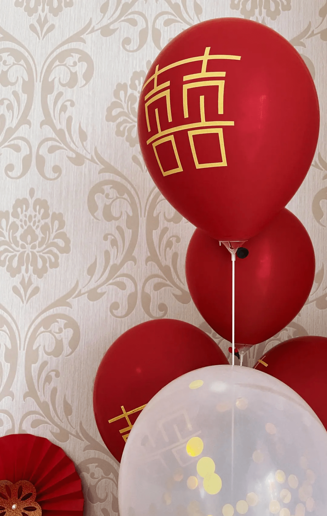 新娘解释说,原本会有两位朋友从外地赶回来,给自己当伴娘.