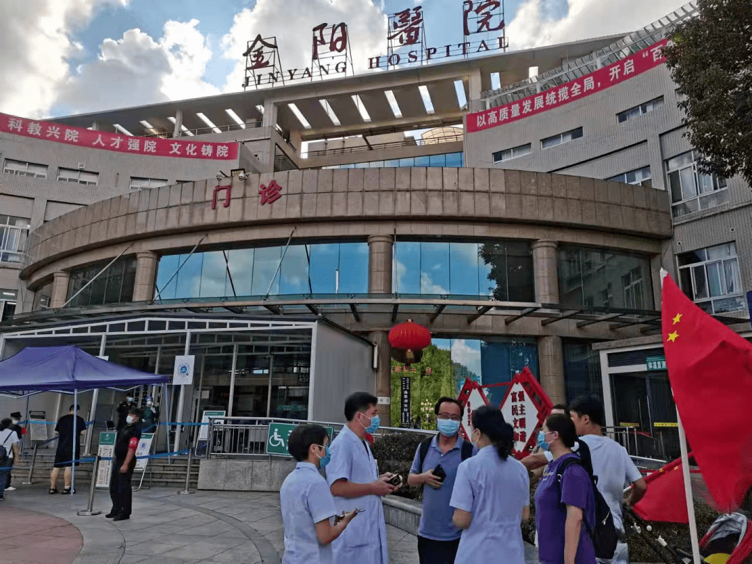 10月1日,南明区人民医院,龙洞社区卫生服务中心等继续为居民提供新冠