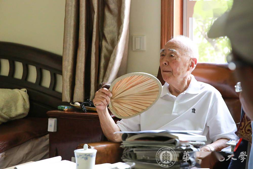 钱谷融先生家中会友 (华东师大新闻办摄于2014年5月30日)他是海内外