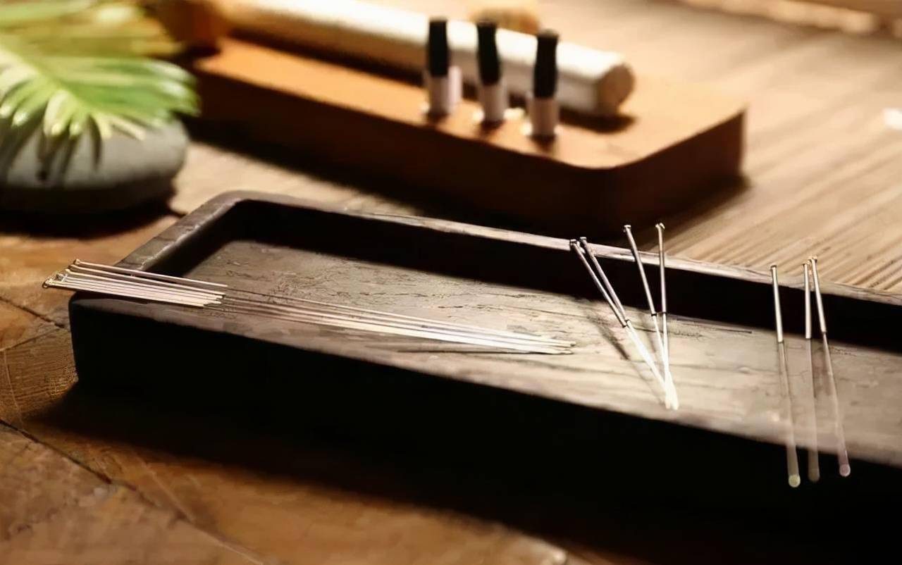 烧山火的刺法是将针刺入腧穴应深度的上1/3(天部),得气后行捻转补法