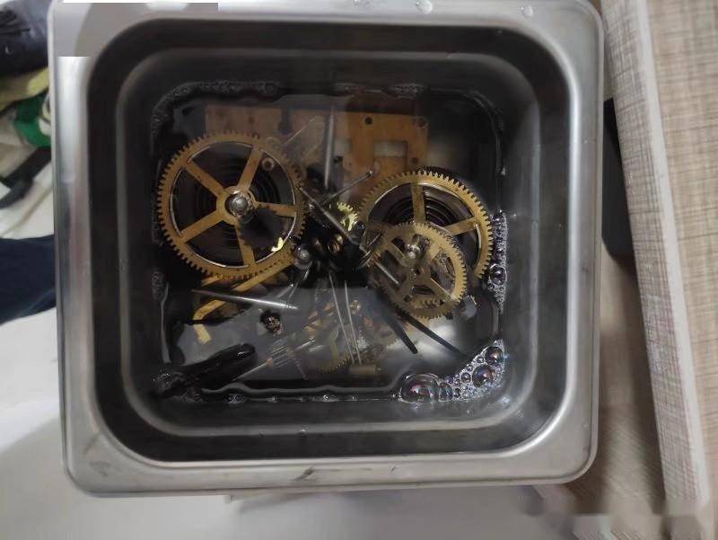 修好了一台旧挂钟,像是救活了一个生命