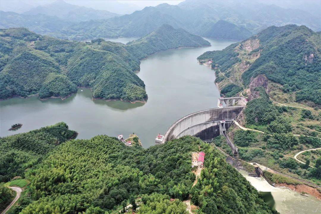 白莲崖水库坐落在淮河支流淠河西源,位于佛子岭水库的上游,兴建于2006