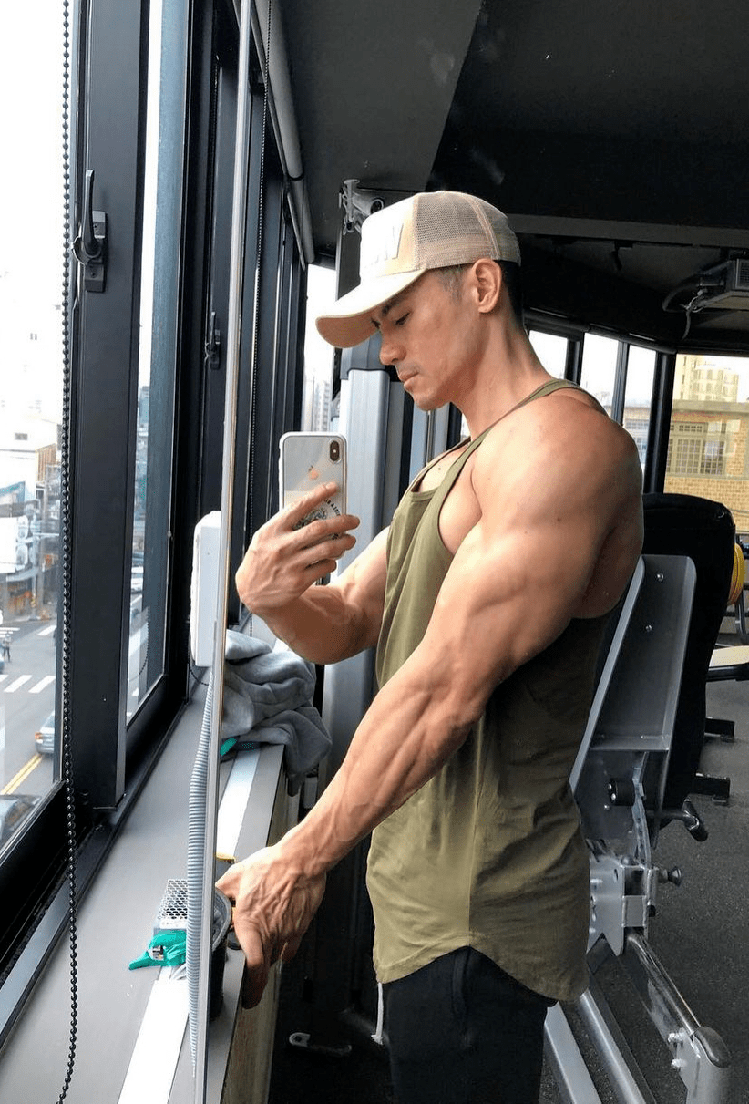 被小s袭胸的肌肉男廖以诺今年50岁了依然是肌肉男神