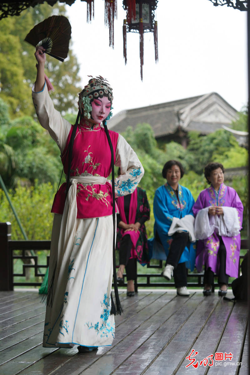江苏泰州民众在梅兰芳纪念馆表演京剧