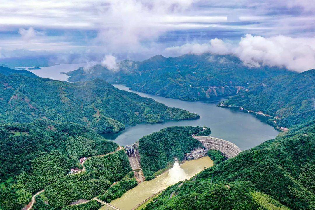 响洪甸水库位于六安市金寨县境内,坐落在淮河支流淠河西源.