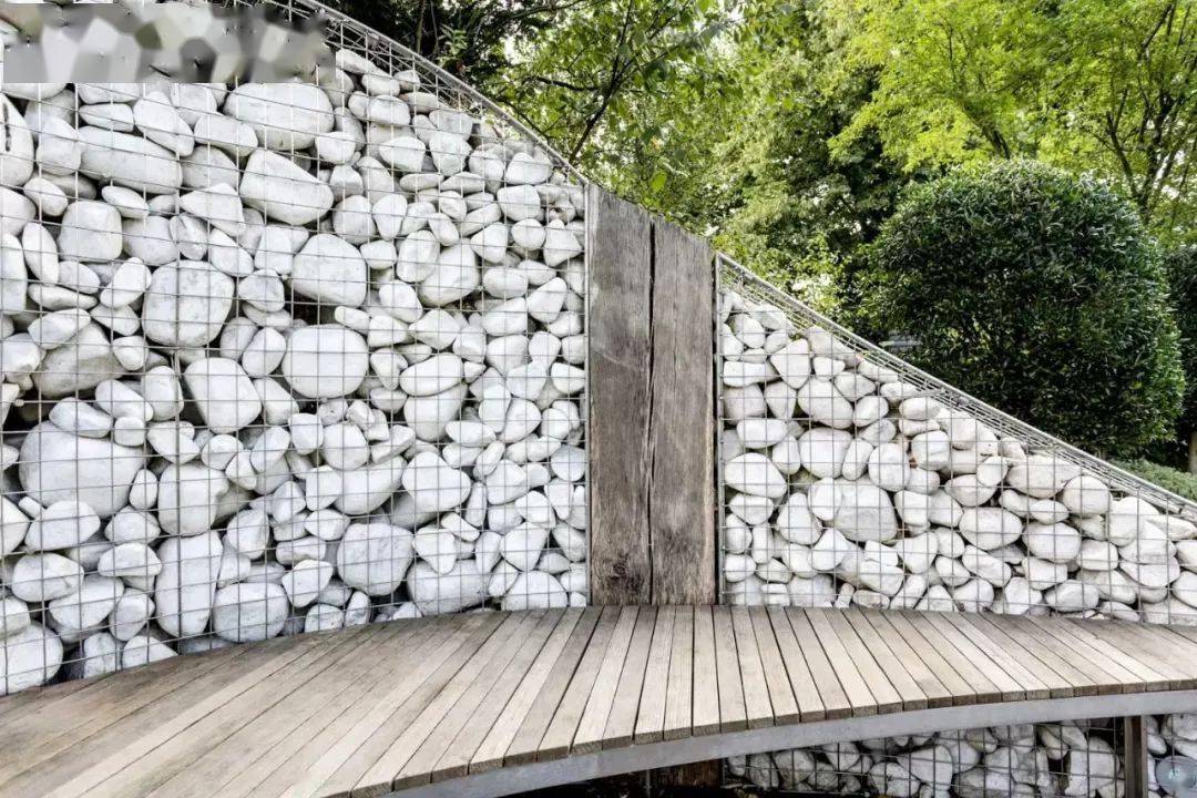 一根钢丝一堆石头演绎着不同的角色