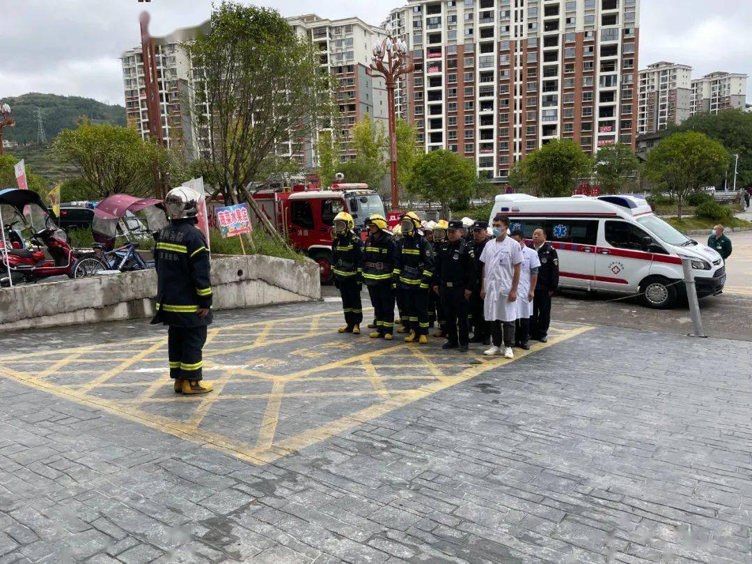 台江县消防救援大队通讯室接到报警后,立即启动地下车场灭火救援预案