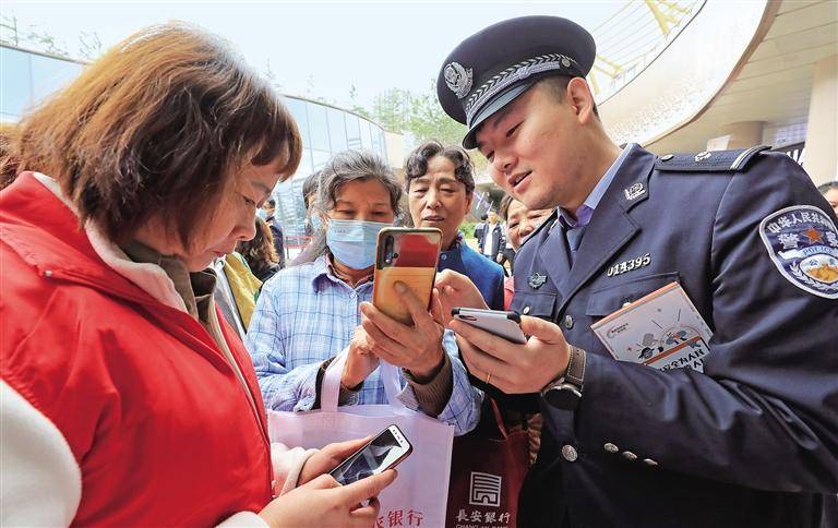 民警为市民手机下载反诈app