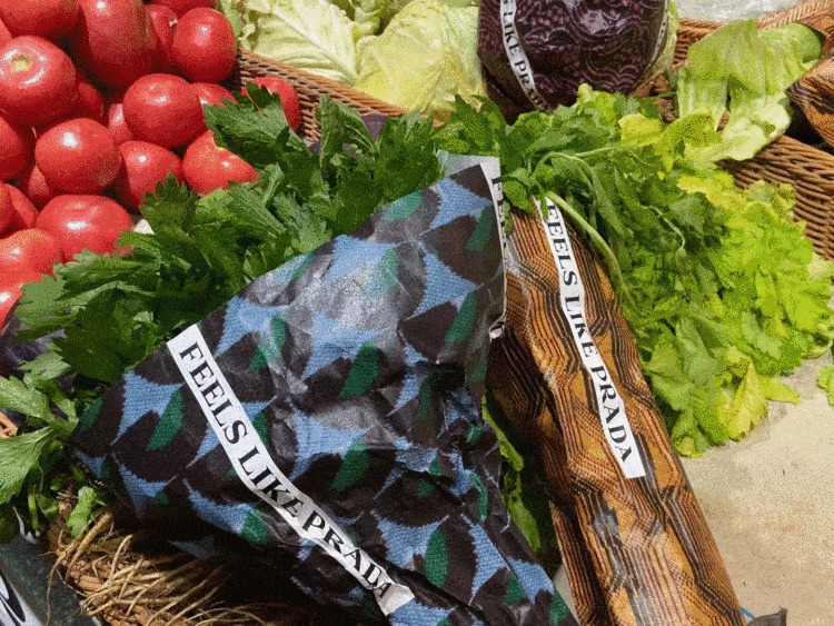 畸形奢侈品PRADA联名菜场现畸形打卡 女子拍完照就将菜扔垃圾桶