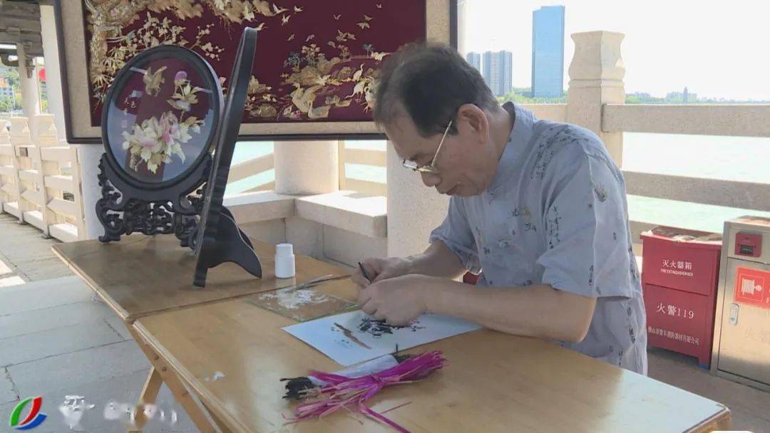 央视财经频道记者 宋华:我们的内容特别丰富,首先我们的开场就选择了