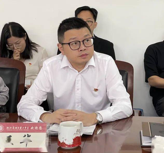 会议最后,桐乡二中书记,校长王华代表学校对局领导,专家的把脉指导