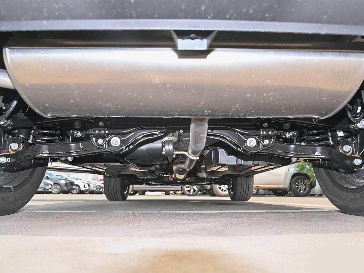 据我们此前在4s店的实车体验来看,第二代长安cs55plus的底盘调校偏