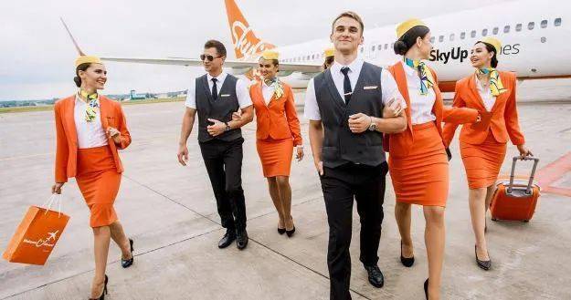 Ellen 这群空姐脱下“短裙制服”