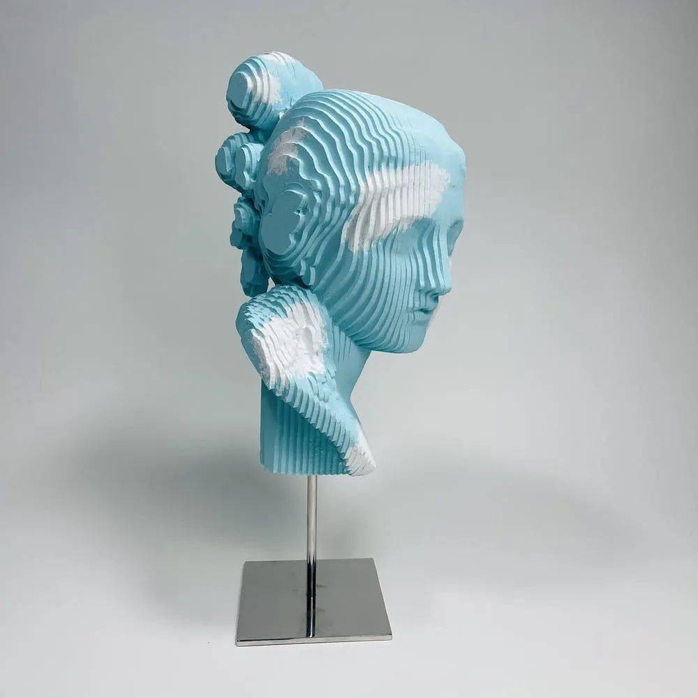 随着时间的推移,他的雕塑在意大利传统艺术元素和波普艺术表达之间