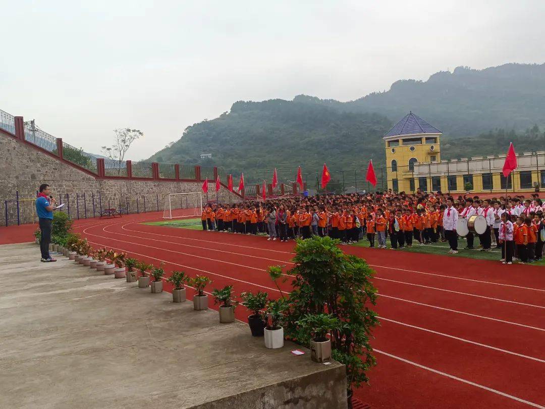 鸭江小学的少先队员们在入队建队仪式中感受到了作为一个少先队员的