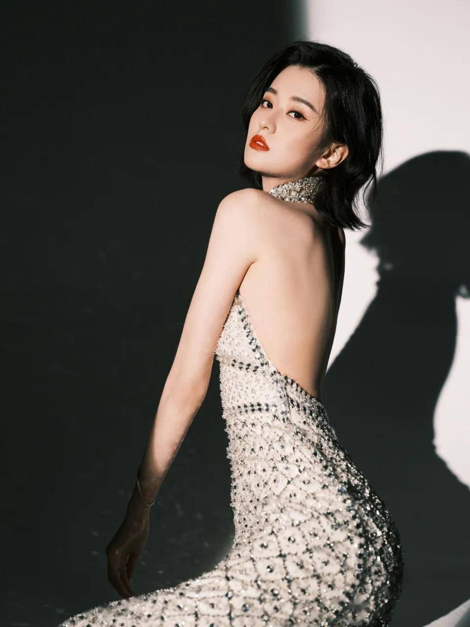 乔欣穿搭,一袭闪钻长裙大秀好身材,很性感很撩人