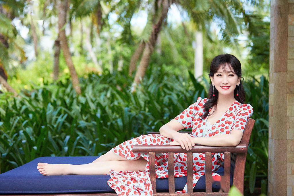 状态 赵雅芝海边度假大片释出甜美可人 穿波点红裙笑容粲然似仙女