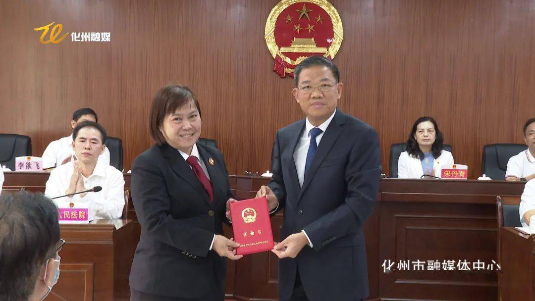 一致通过了《关于继续选举化州市第十六届人大代表的议案(草案)