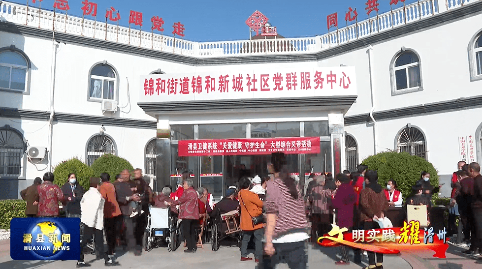 在老党员王天然,百岁老人付氏家中,县老龄委常务副主任陈俊江关切询问