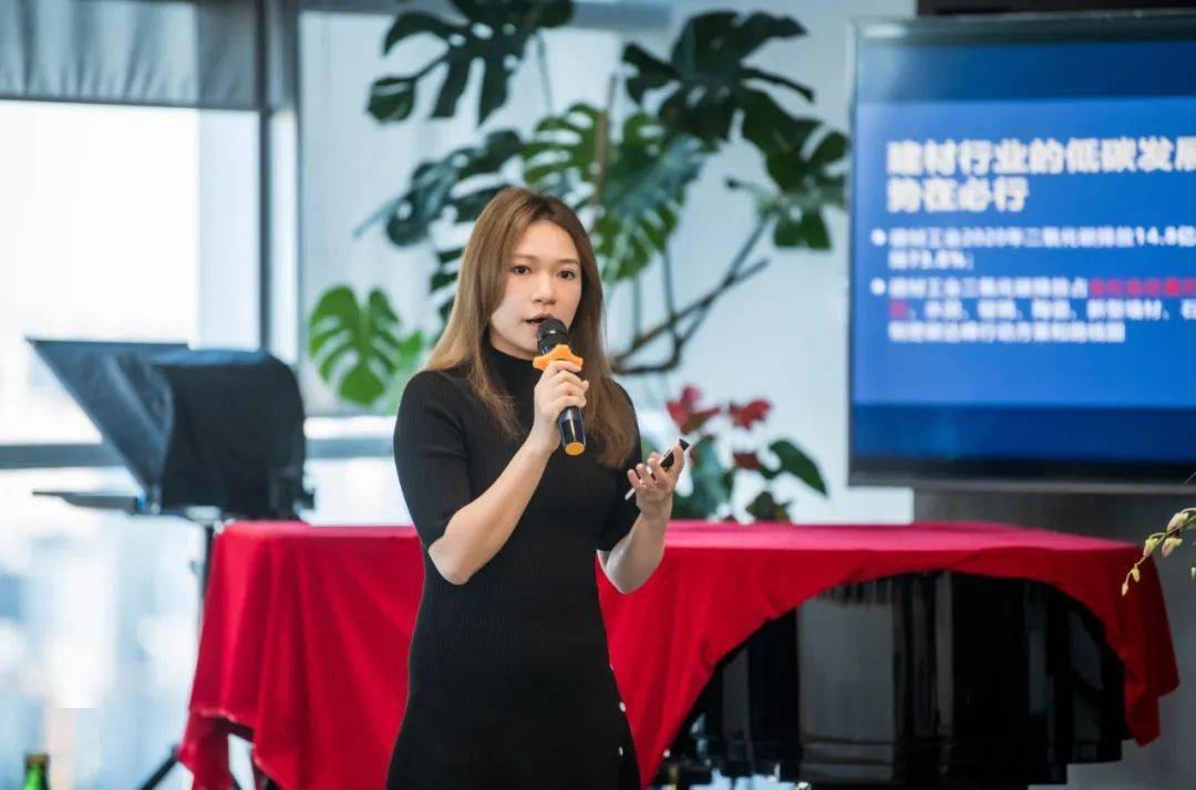 东鹏控股执行董事,战略品牌平台副总裁何颖分享了东鹏在"双碳"时代下