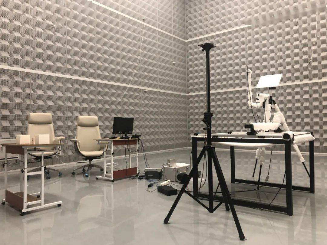 声学实验室于2021年6月全面建成投入使用,参照国际声学和语音科研实验